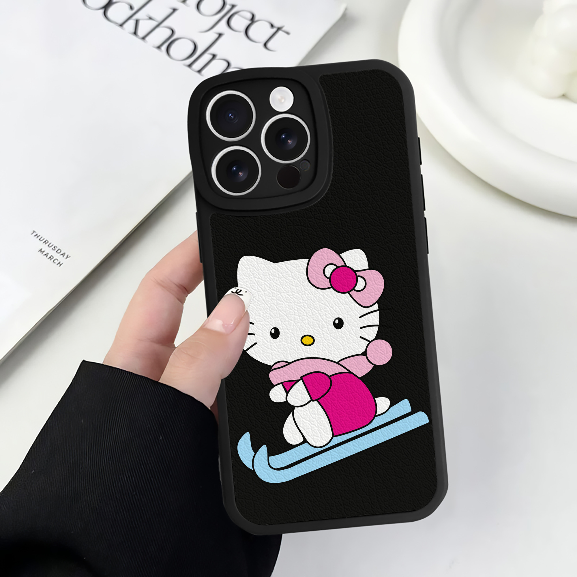 （画像用） Hello Kitty ハローキティ 【iPhone 16シリーズ対応】シリコンスマホケース（レザー調） 材質：シリコン